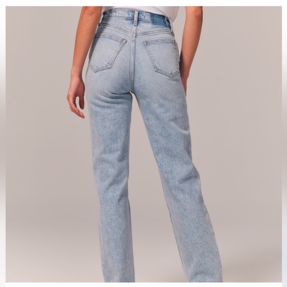 Abercrombie & Fitch 🦅 Ultra High Rise 90s Straight Leg Jean 🦋 (SHORT)